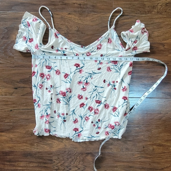 American Eagle Peek-a-Boo Short Sleeved Floral Blouse Size Large - Picture 5 of 6